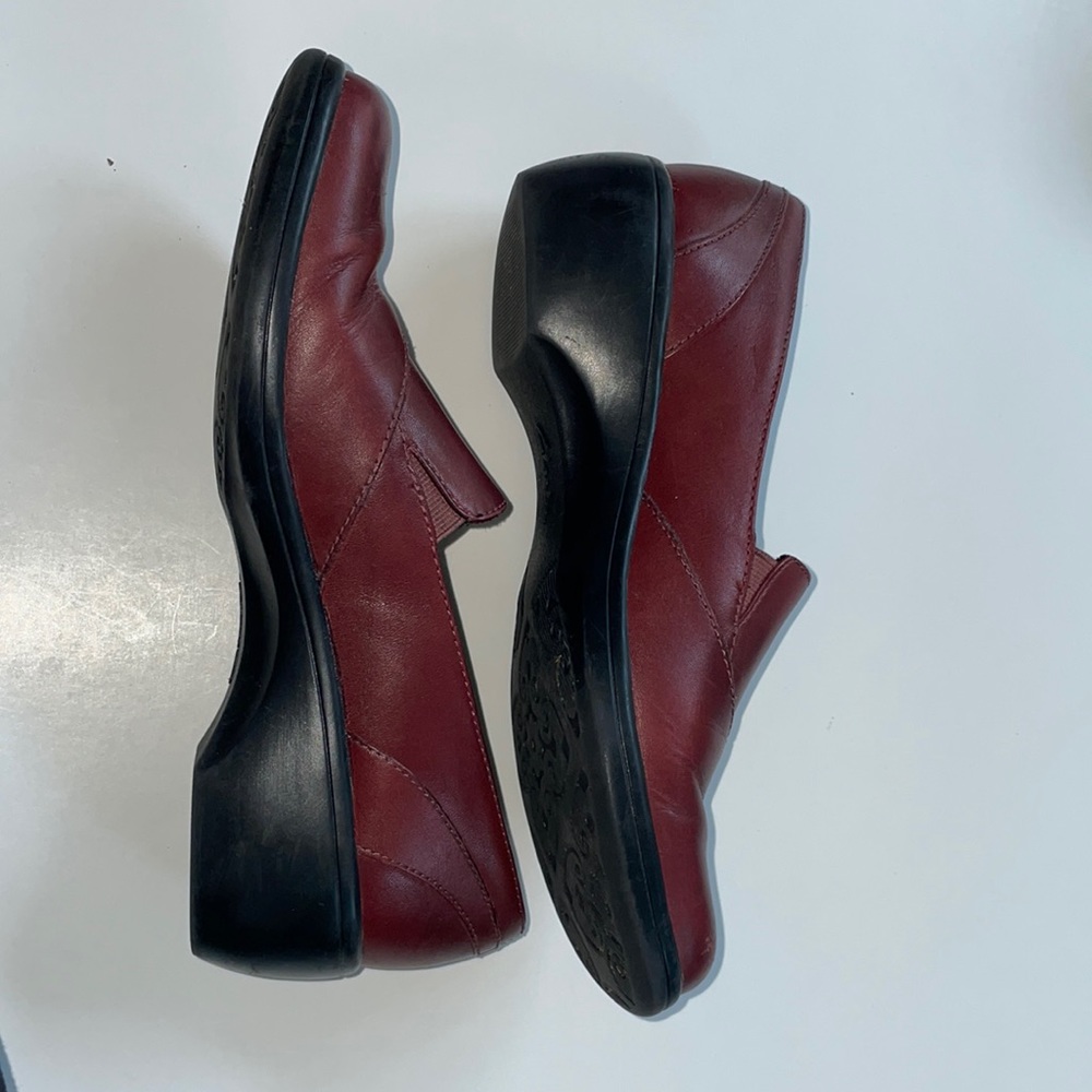 Clarks Women Burgundy Slip On Shoes Size 8